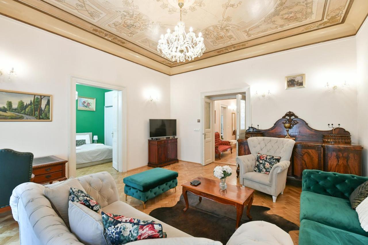 Stunning Charles Bridge Apartment Prag Eksteriør billede