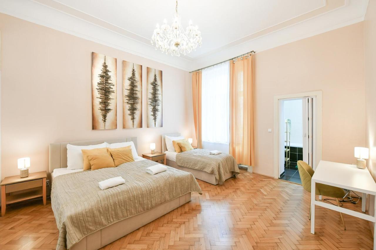 Stunning Charles Bridge Apartment Prag Eksteriør billede