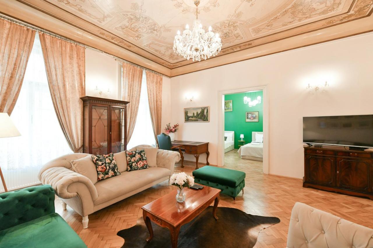 Stunning Charles Bridge Apartment Prag Eksteriør billede
