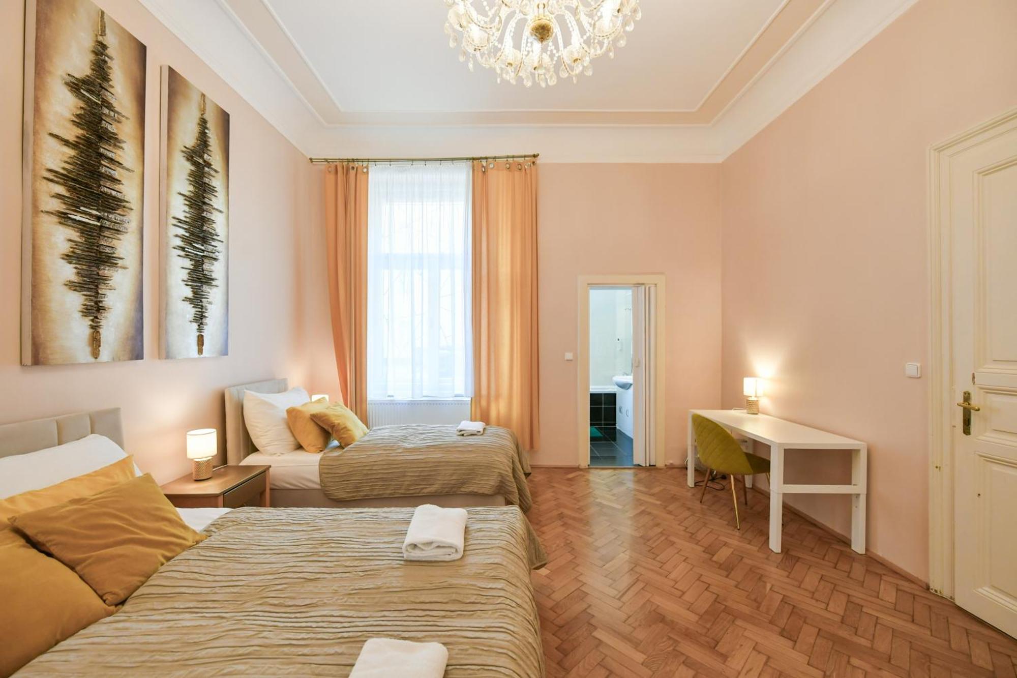 Stunning Charles Bridge Apartment Prag Eksteriør billede